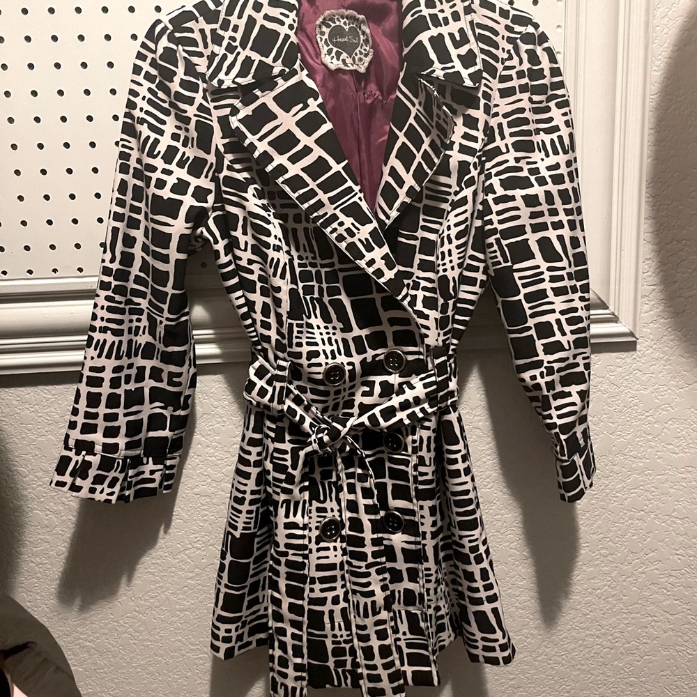 Bold black/white jacket with tie